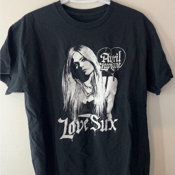 Avril Lavigne Tops - Avril Lavigne “Love Sux” Black Graphic Tee